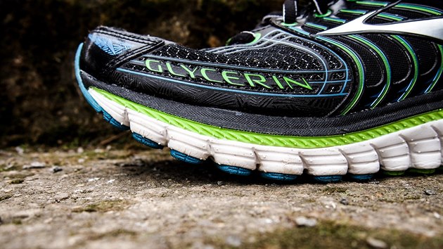 Brooks Glycerin 12 - Zajmav prvek charakteristick pro tuto americkou znaku je vrazn kolbkovit konstrukce tlumen a vysoko zvednut pika.