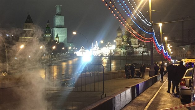 Policisté ohledávají tělo zavražděného opozičního politika Borise Němcova (28. února 2015)