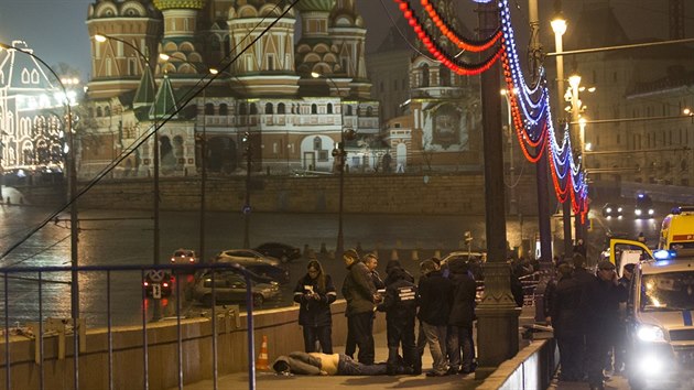 Policisté ohledávají tělo zavražděného opozičního politika Borise Němcova (28. února 2015)