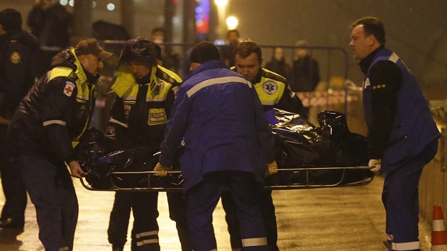 Záchranáři odnášejí tělo zavražděného opozičního politika Borise Němcova (28. února 2015)