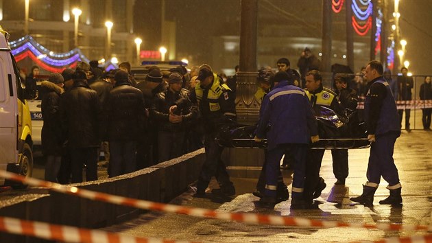 Záchranáři odnášejí tělo zavražděného opozičního politika Borise Němcova (28. února 2015)