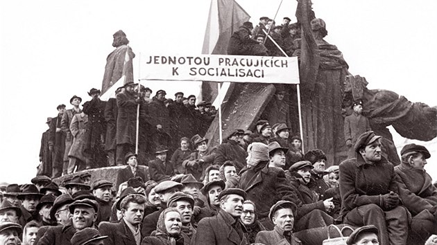 Husův pomník zaplnili lidé, sledující slavný projev Klementa Gottwalda na Staroměstském náměstí v Praze. (22. února 1948)