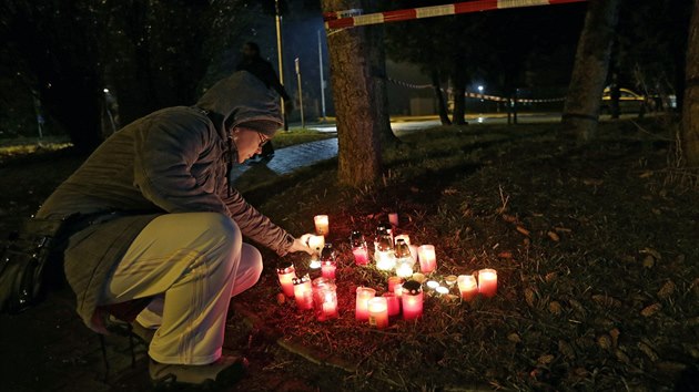 Lid zapaluj svky ped restaurac Druba v Uherskm Brod, ve kter stelec zabil osm lid. (24. nora 2015)