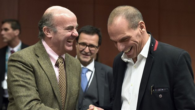 ecký ministr financí Yanis Varufakis (vpravo) se svým panlským kolegou...