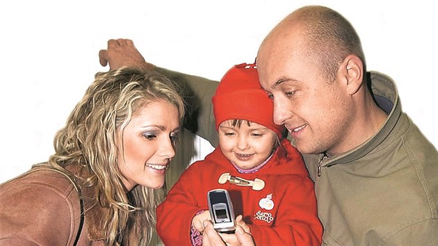 Monika Brzeskov dkov s manelem a dcerkou Nikolkou v roce 2004.
