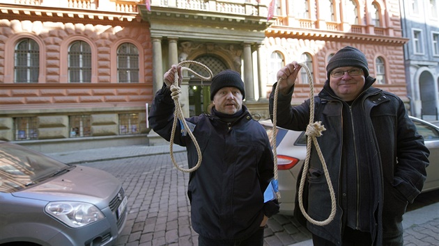 Dobrovolníci dnes nainstalovali na vstupu do sídla KSM v ulici Politických...