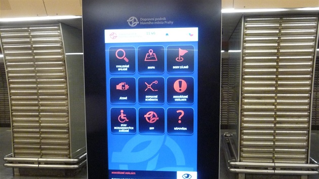 Displej nového informaního kiosku ve stanici Karlovo námstí.