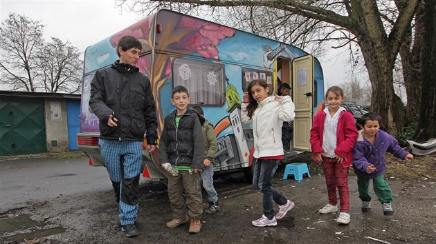 Selesinsk karavan, kter pijd v Ostrav do problmovch socilnch lokalit a  osvtu mezi tamnmi dtmi.