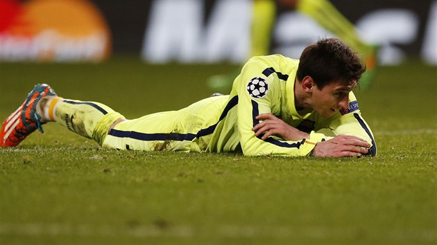 Lionelk Messi le na zemi pot, co v osmifinle Ligy mistr na Manchesteru City nepromnil penaltu.
