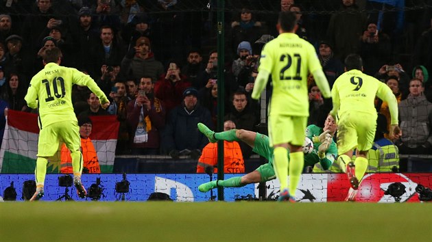 Brank Joe Hart z Manchesteru City vyr stelu Lionela Messiho z penalty v osmifinle Ligy mistr.