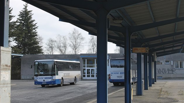 Autobusové nádraží v Humpolci. Jeho rekonstrukci společnost Icom odmítá. Vyžádala by si podle ní ohromné náklady. Raději vybuduje autobusová stání o pár set metrů dál u své správní budovy.