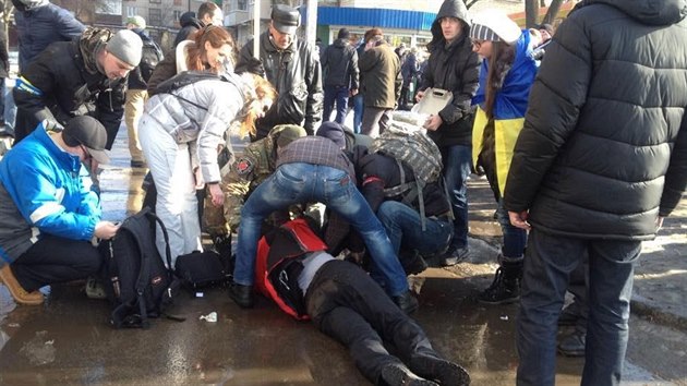 Nejméně dva lidé zahynuli a čtyři další byli zraněni při exploze v ukrajinském Charkově při pochodu k výročí revolučních událostí na kyjevském Majdanu.