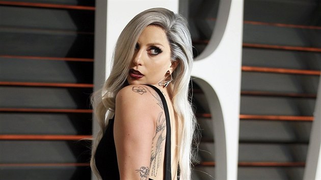 Lady Gaga na prty po Oscarech vymnila blou za ernou.