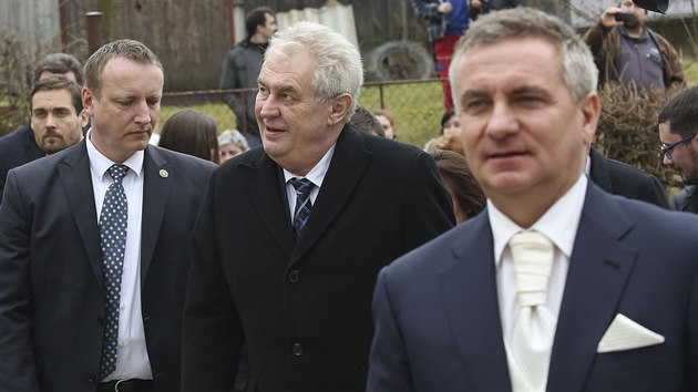 Prezident Zeman nsleduje enicha Vratislava Myne do kostela v Osvtimanech.