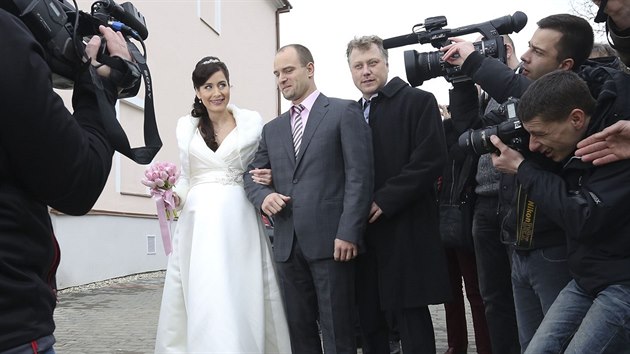 Alexandra Noskov� zvovila b�l� �aty s hlubok�m dekoltem a ozdobn�m p�s�n�m nad t�hotensk�m b�ichem.