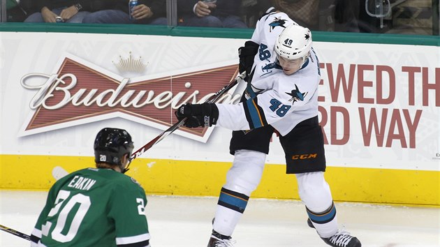 STELA. Tom Hertl ze San Jose pl na branku Dallasu, brn ho Cody Eakin.