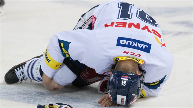 TO BOLÍ. Liberecký Tomáš Bulík dostal zásah pukem do oblasti kolena a musel z ledu.