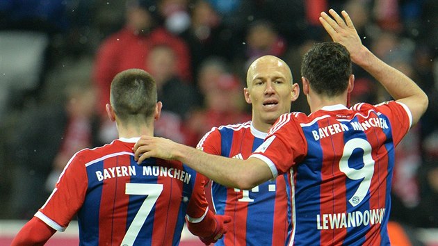 Franck Ribry, Arjen Robben a Robert Lewandowski se raduj z glu Bayernu.