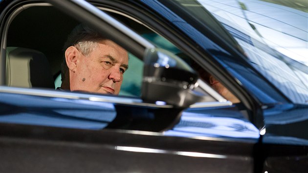 Prezident Miloš Zeman si v Kvasinách prohlédl vůz Škoda Superb třetí generace. Bude jeho prvním uživatelem, vůz je nyní v předsériové výrobě (20.2.2015).
