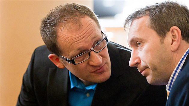 Autor studie fotbalové arény architekt Tomáš Vymetálek (vlevo) s šéfem fotbalového klubu Richardem Juklem na úterním jednání zastupitelstva (24.2.2015).