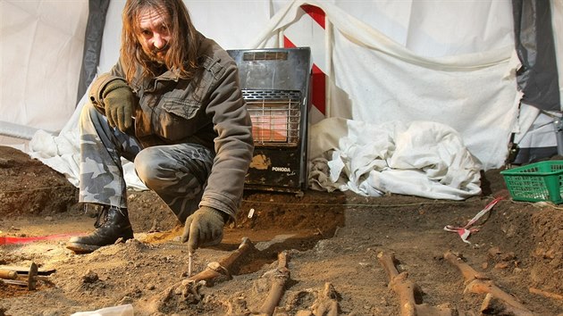 Archeologov ze Zpadoeskho institutu pamtek zkoumali podlo nmst v Horaovicch. Zjistili, e se pod nm skrv etov pohebit.