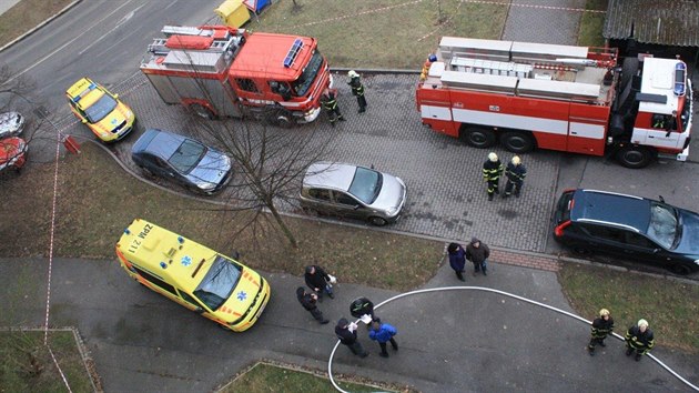 Por zachvtil byt v poslednm pate domu v Revolun ulici v Plzni. Mue, kterho nali hasii v bezvdom v kuchyni, u se nepodailo zachrnit.