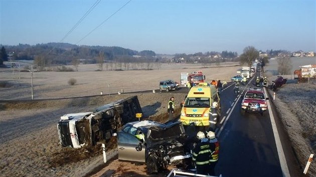 Nehoda dvou osobnch automobil a cisterny na hlavnm tahu mezi Klatovy a Horaovicemi.