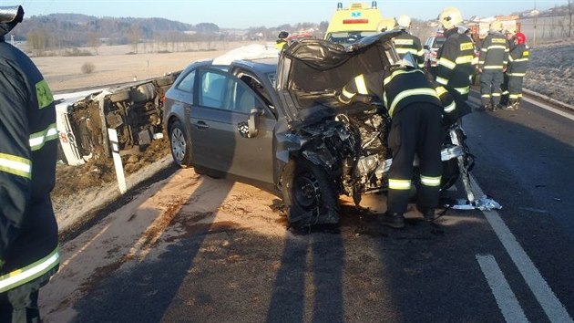 Nehoda dvou osobnch automobil a cisterny na hlavnm tahu mezi Klatovy a Horaovicemi.