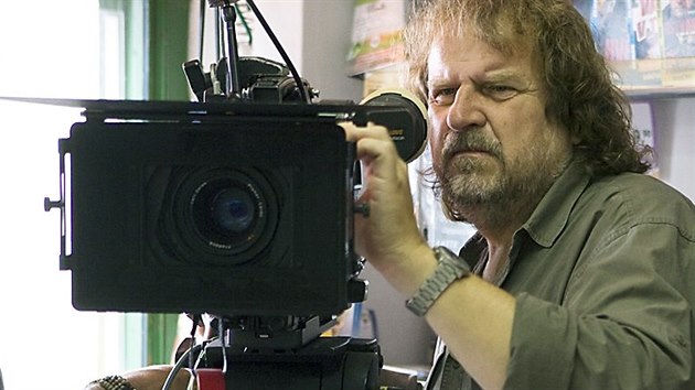 Kameraman Vladimír Holomek při natáčení v Srní