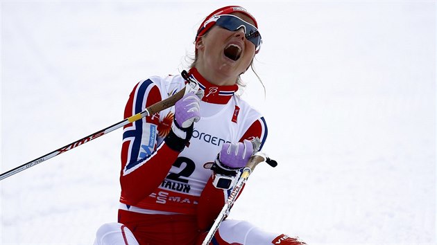 Norsk bkyn na lych Therese Johaugov se raduje z titulu mistryn svta ve skiatlonu.