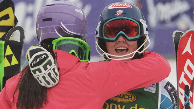 Česká lyžařka Šárka Strachová (vlevo) objímá Mikaelu Shiffrinovou, americkou vítězku slalomu v Mariboru.