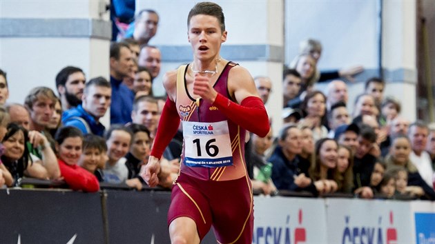 Sprinter Pavel Maslák z praské Dukly dobíhá do cíle bhu na 400 metr v novém...