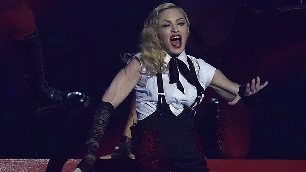 Pi vystoupen na Brit Awards 25. nora v Londn Madonna spadla.