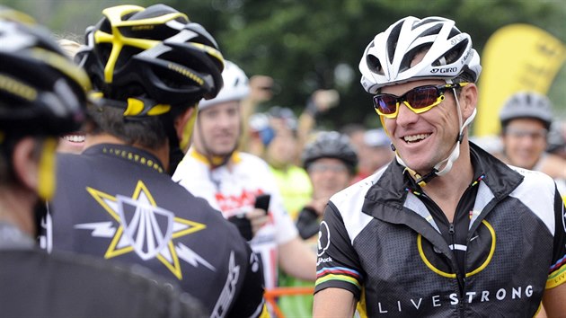 Lance Armstrong bhem propagan jzdy sv nadace Livestrong