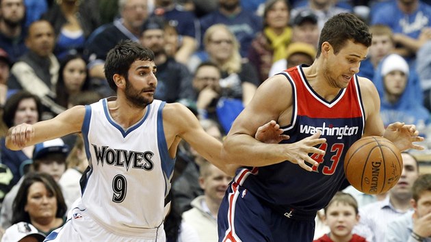 Ricky Rubio (vlevo) z Minnesoty se pokou polapit Krise Humphriese z Washingtonu.