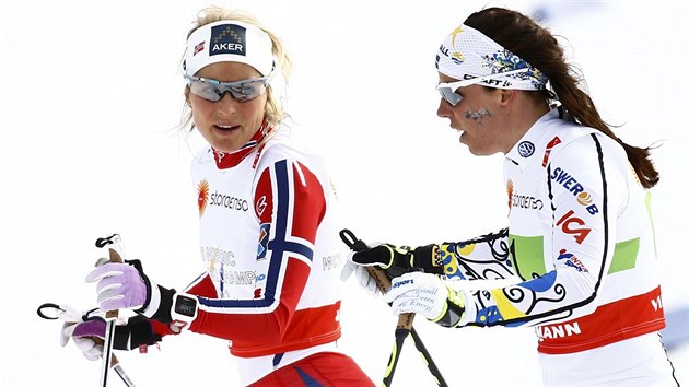 Norsk bkyn Therese Johaugov (vlevo) a vdsk reprezentantka Charlotte Kallaov ped vzjemnm soubojem ve tafet.