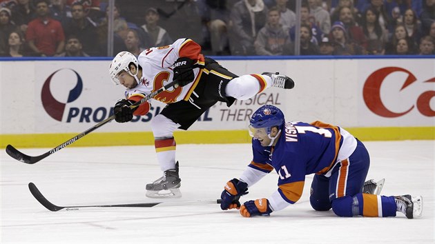 Lubomr Viovsk (vpravo) z NY Islanders u jen sleduje Joshe Joorise z Calgary.