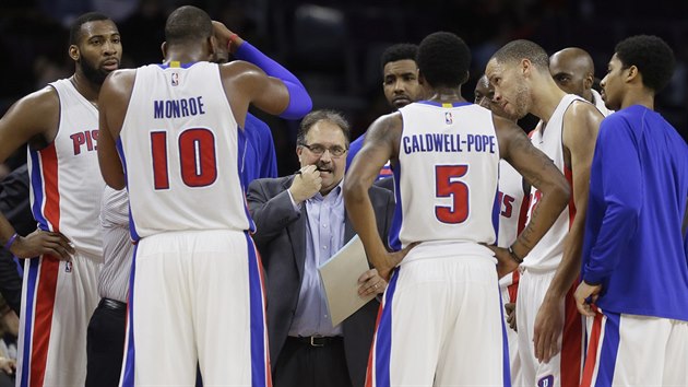 Stan Van Gundy (uprosted) udl pokyny bhem oddechovho asu Detroitu Pistons.