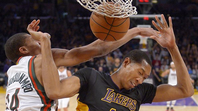 Wesley Johnson (vpravo) z Los Angeles Lakers je faulovn Jannisem Antetokunmpem z Milwaukee.