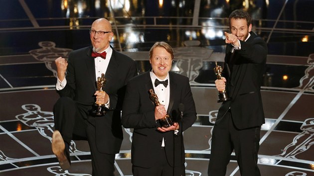 Roy Conli, Don Hall a Chris Williams se raduj z Oscara pro animovan film Velk estka (22. nora 2015).
