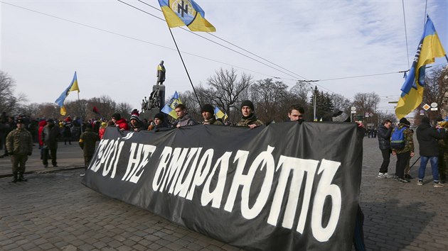 „Hrdinové neumírají,“ stojí na transparentu, který se  společně s vlajkami batalionu Azov objevil na pochodu, který připomíná události Majdanu (Charkov, 22. února 2015).