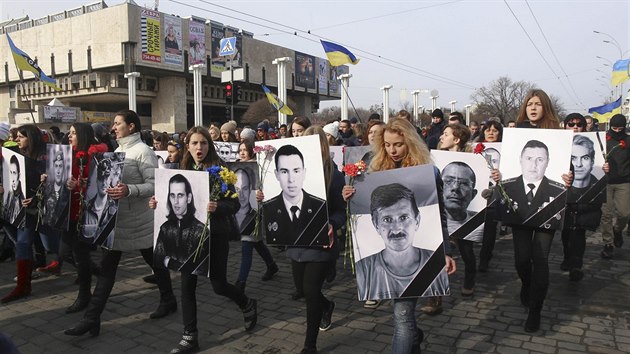 ada astnk pochodu v Charkov nesla portrty tch, kdo zemeli v boji s proruskmi separatisty (Charkov, 22. nora 2015).