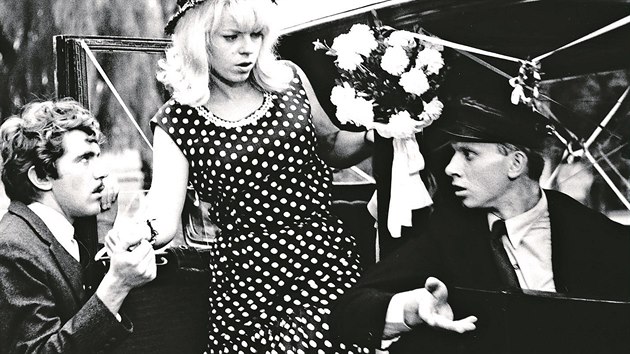 Ji Hrzn, Iva Janurov a Vladimr Pucholt ve filmu Svatba jako emen (1967)