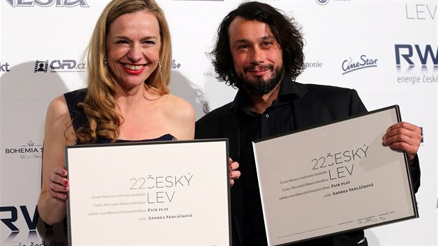 Andrea Sedláčková s cenou filmových fanoušků pro svůj film Fair Play. Cenu jí předával Pavel Liška