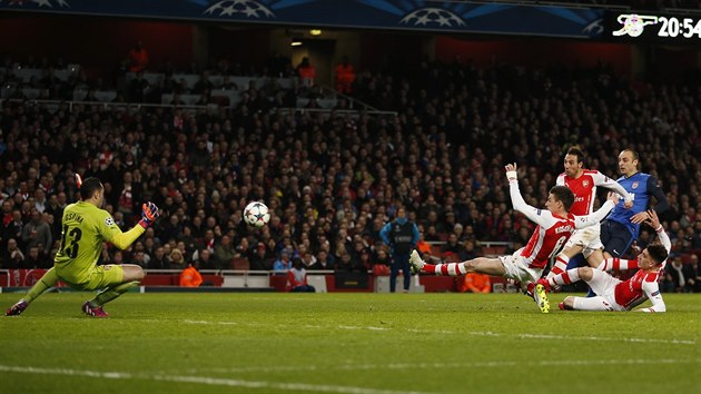 2:0 PRO MONAKO. Dimitar Berbatov (v modrm) pekonv obranu i branke Arsenalu.