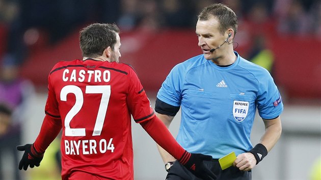 LUT KARTA. esk sud Pavel Krlovec trest v osmifinle Ligy mistr Gonzala Castra z Leverkusenu.