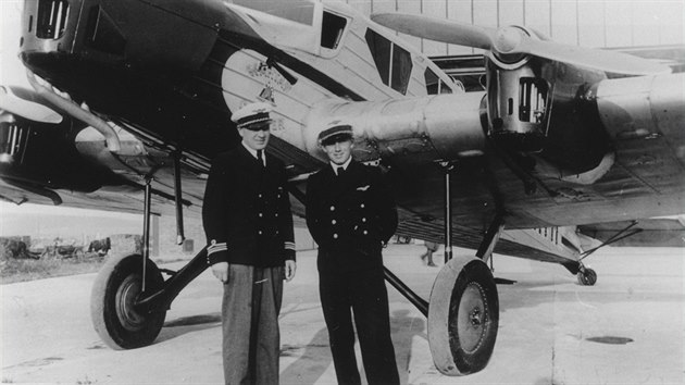 Pilot Emil Forejtník (vpravo) a kolega v Otrokovicích u stroje Spartan Cruiser...