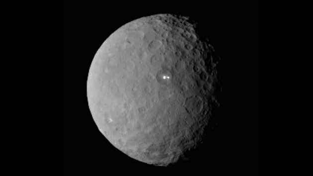 Planetka Ceres na snmku sondy Dawn, kter zachytila i dva podivn svtl body na jejm povrchu.