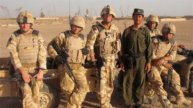 Mark Smith (tet zleva) v Afganistanu, kde piel o pravou nohu.