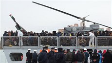 Migranti na lodi u italského pístavu. (25. února 2015)